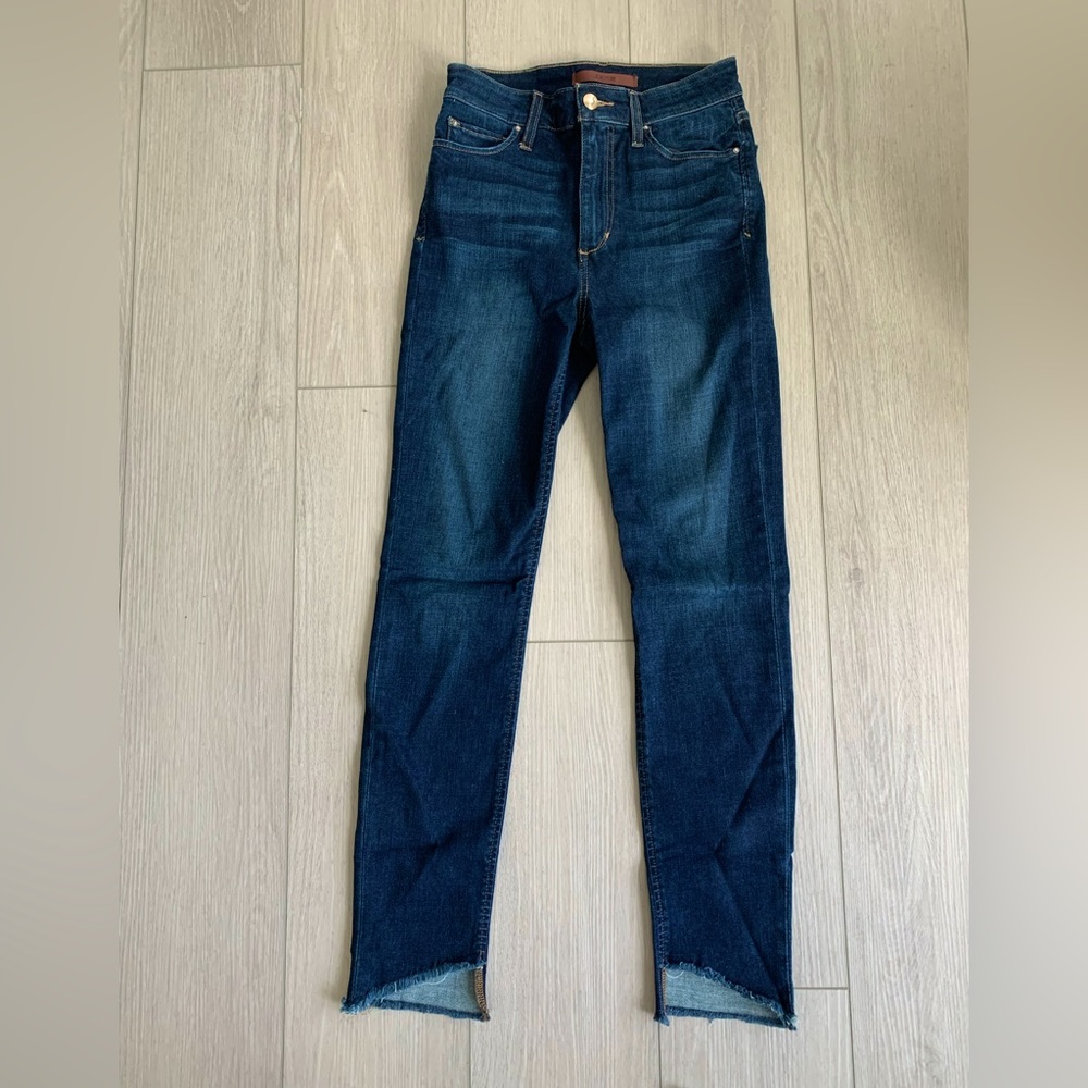 Joe’s Relaxed Fit Jeans with Freyed Hem (Size 2)